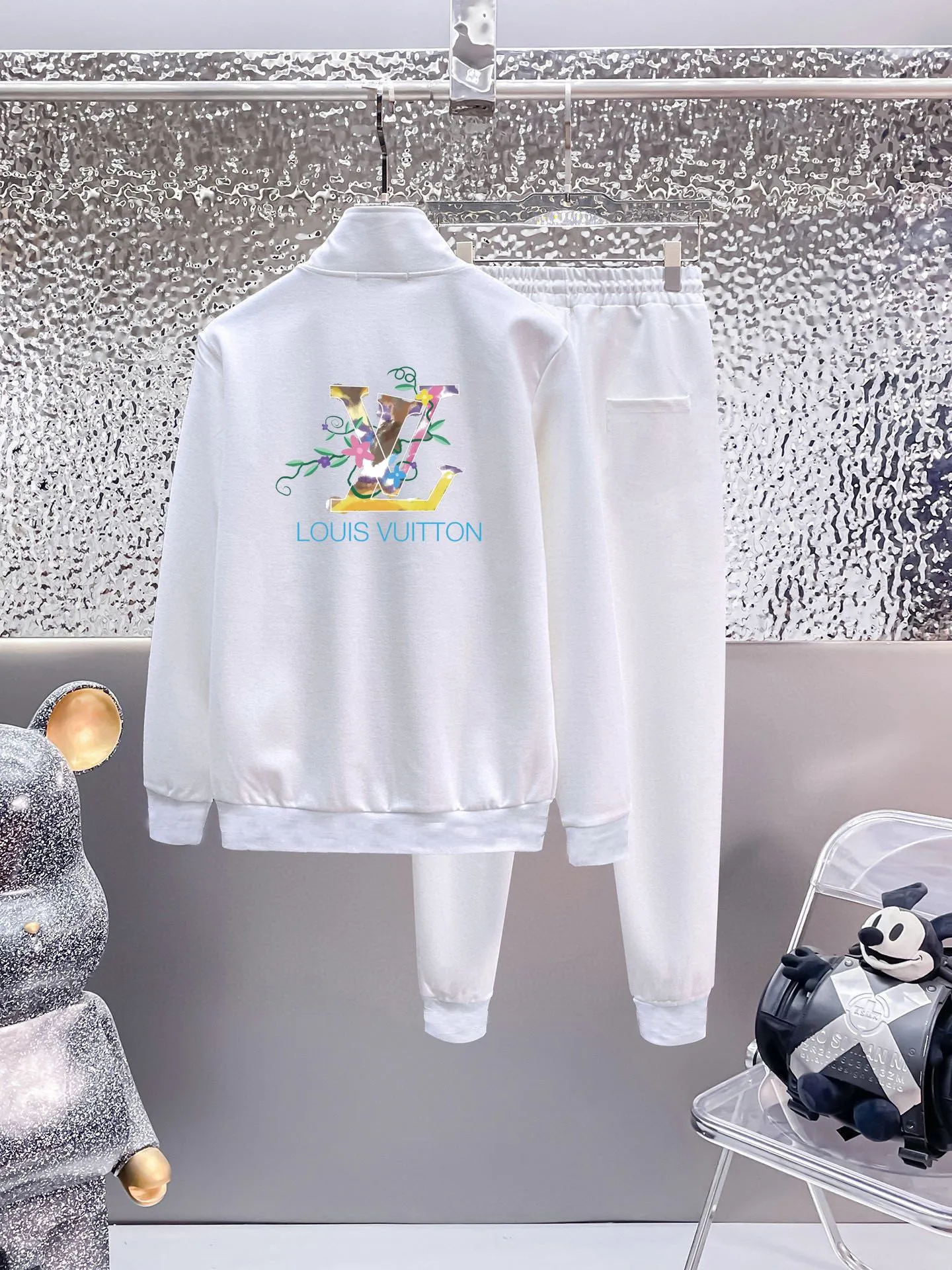 🅿️420 [LV Louis Vuitton] (Fat Man Gospel) hot-selling suit is coming. Focus on the original version of the official website. 2025 new hot-selling cardigan sweater suit. The original order is the best. 🇭🇰The meticulous work of top designers is dedicated to a fitting and perfect upper body effect. All-natural high-quality Roman cotton 100%, close-fitting comfort, noble and elegant! Original hardware embodies elegance and nobility! Counter size: M-5XL (maximum wear up to 220 pounds)